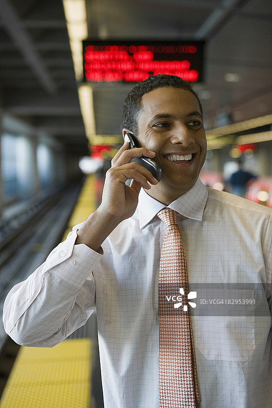 一个商人在地铁站打电话的特写图片素材