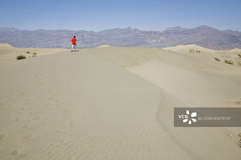 一个人走在沙丘上，死亡谷，美国加州图片素材