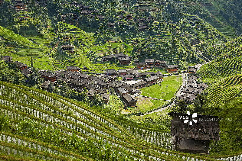 中国广西金坑梯田的一个村庄在山脉的高角度视图图片素材