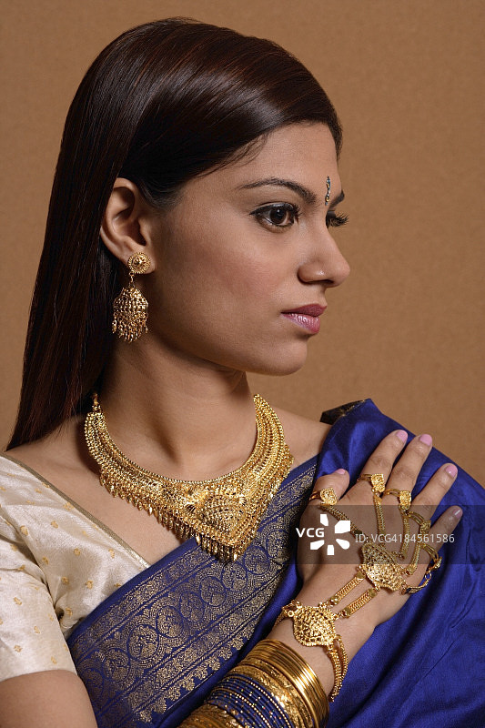 佩戴传统婚礼珠宝的印度妇女图片素材