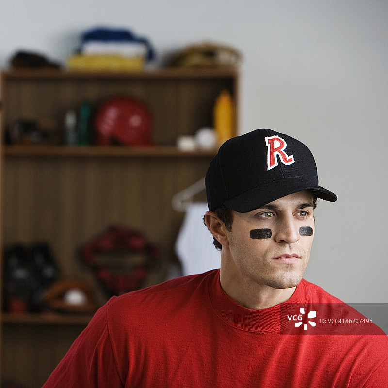 棒球运动员看起来沉思在更衣室图片素材