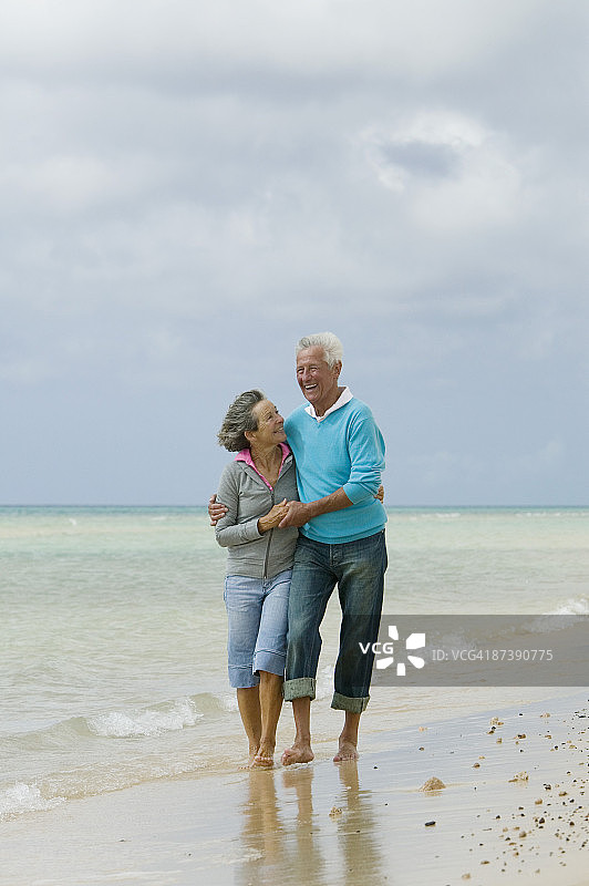 幸福的成熟夫妇在海滩上拥抱图片素材