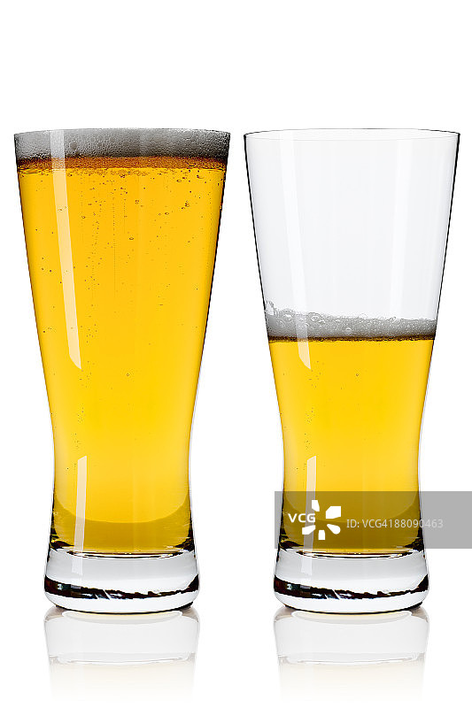 两杯窖藏啤酒图片素材