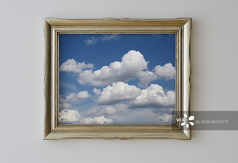 多云天空的框画图片素材