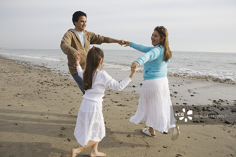 一家人在海滩上玩游戏，加州马里布图片素材