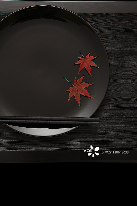 用枫叶做的筷子放在桌子上，特写图片素材