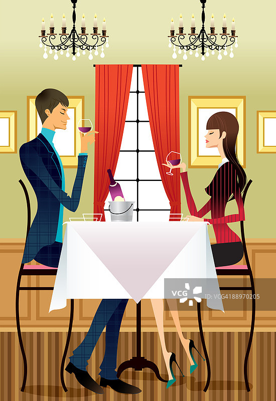 一对夫妇在餐桌上喝酒图片素材