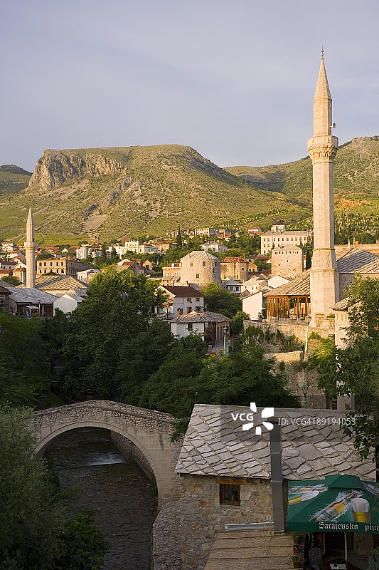 老城和清真寺与弯曲桥(Kriva Cuprija)在前景，莫斯塔尔，波斯尼亚-黑塞哥维那，欧洲图片素材