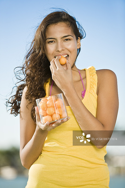 女人吃水果图片素材