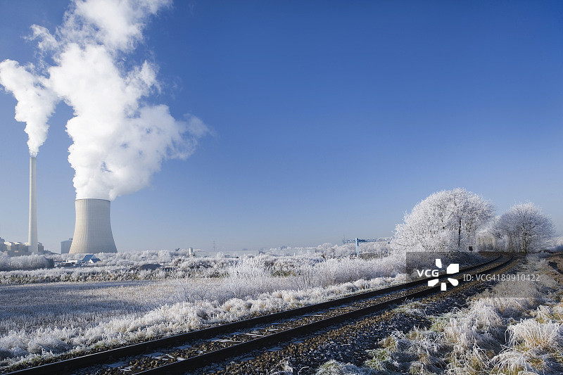 乡村冬季景观中的电站和铁路轨道(XXL)图片素材