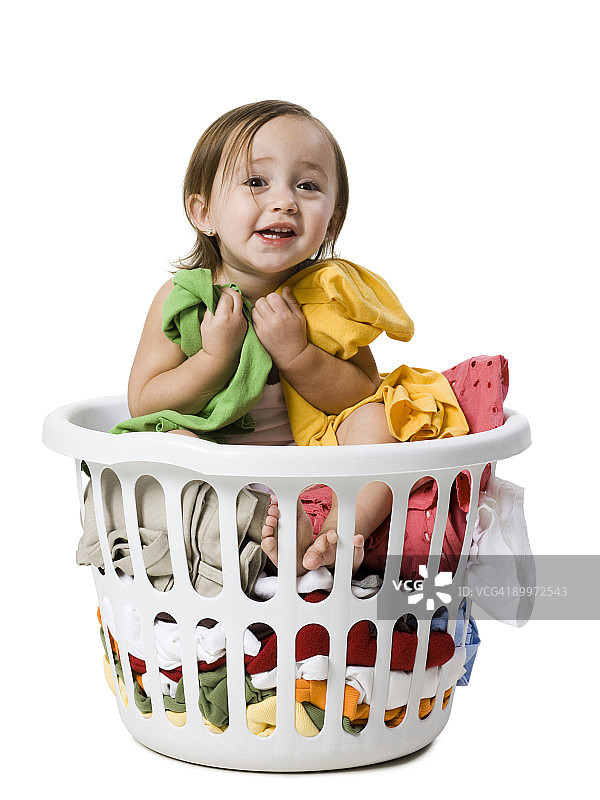 小女孩在洗衣篮里图片素材
