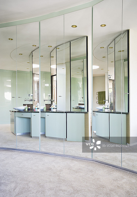 镜子门反映浴室柜台在现代浴室图片素材
