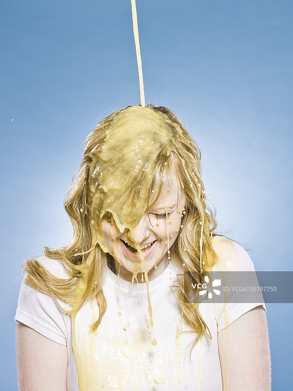 一个女人把橙汁倒在头上图片素材