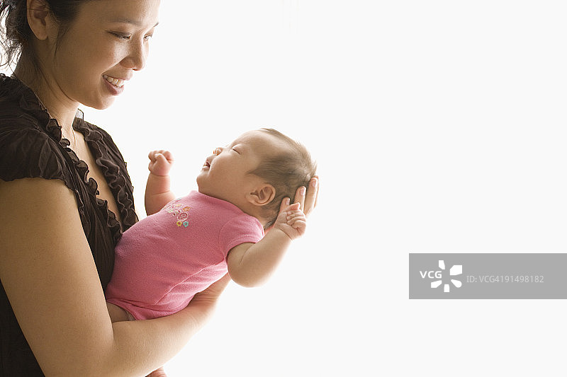 中国母亲抱着婴儿的女儿图片素材