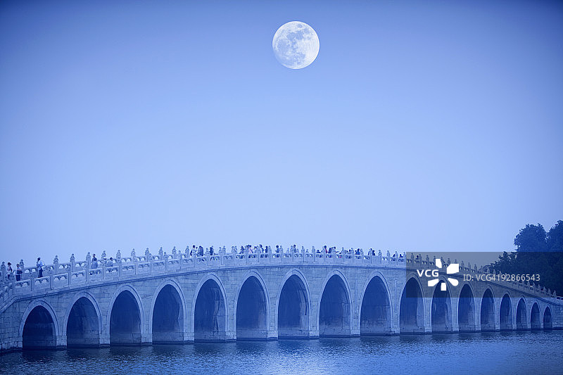 月亮升起时的石桥图片素材