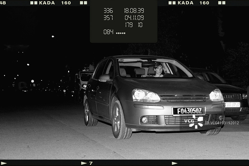 一个女司机超速被测速摄像机拍到图片素材