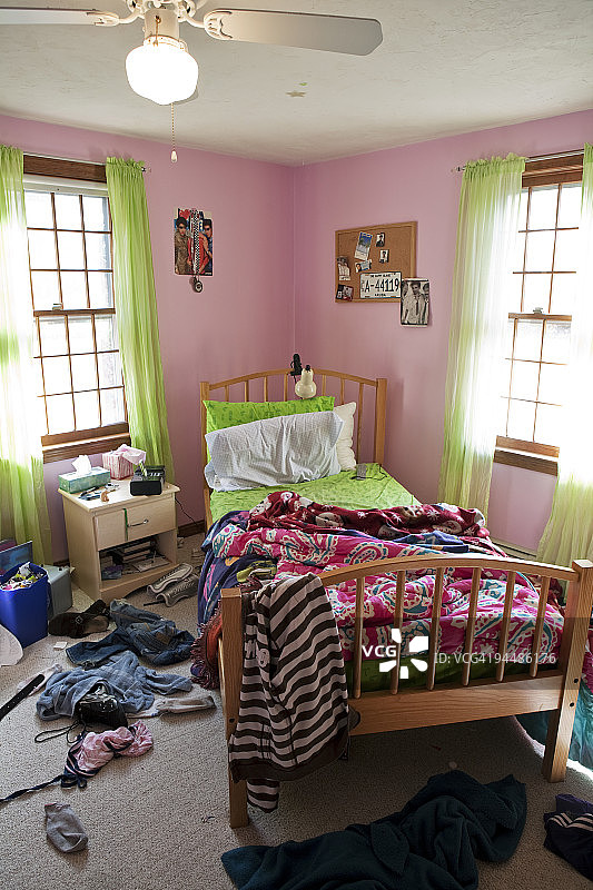 一个13岁少女凌乱的房间。图片素材
