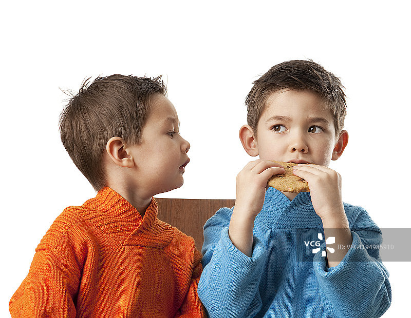 两兄弟在吃饼干图片素材
