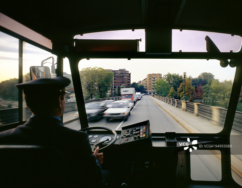 在巴士司机后面的巴士内拍摄的道路视图图片素材