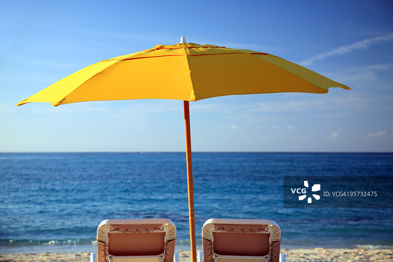 加勒比海滩上的遮阳伞和遮阳伞图片素材
