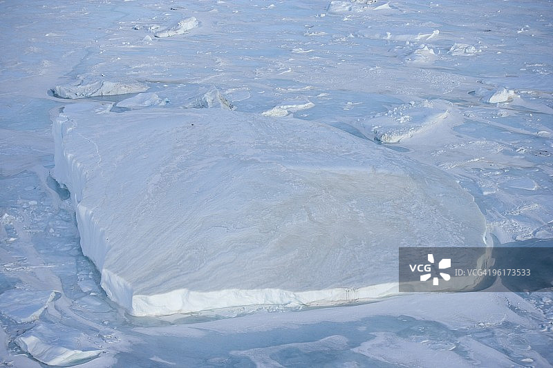 俄罗斯破冰船Kapitan Khlebnikov在直升机上看到的冰山和浮冰，威德尔海，南极洲，极地地区图片素材