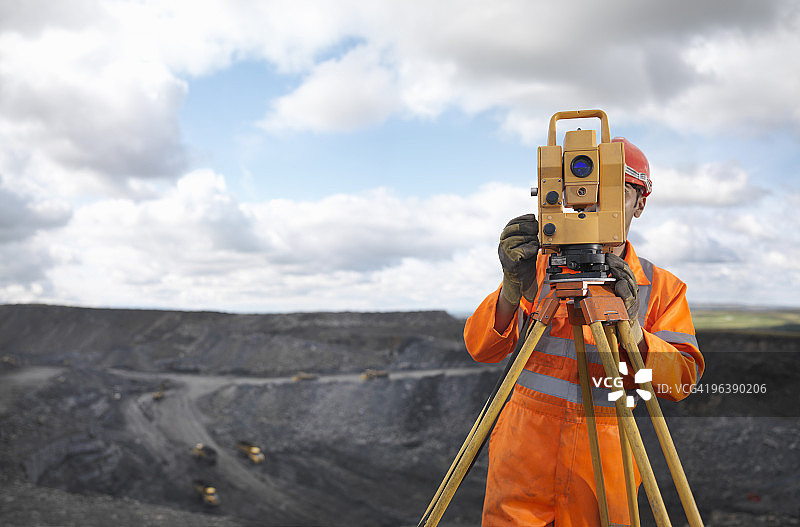 带测量设备的煤矿工人图片素材