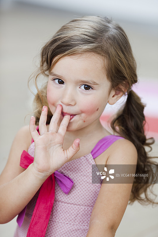 小女孩舔手指图片素材