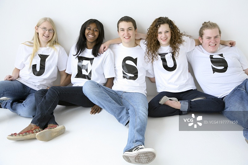 五个青少年在t恤上拼耶稣图片素材