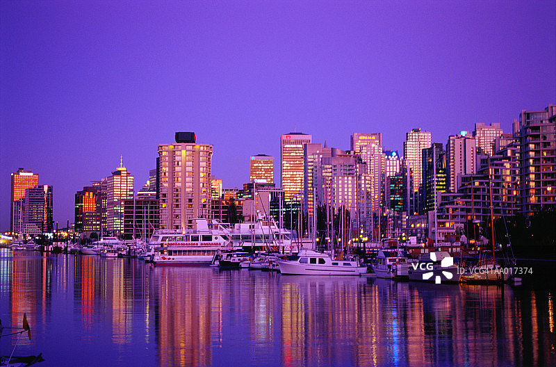黄昏时分加拿大温哥华的天际线图片素材