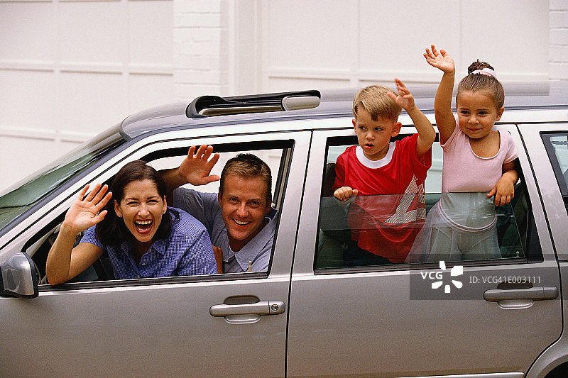 家人从车窗向外挥手图片素材