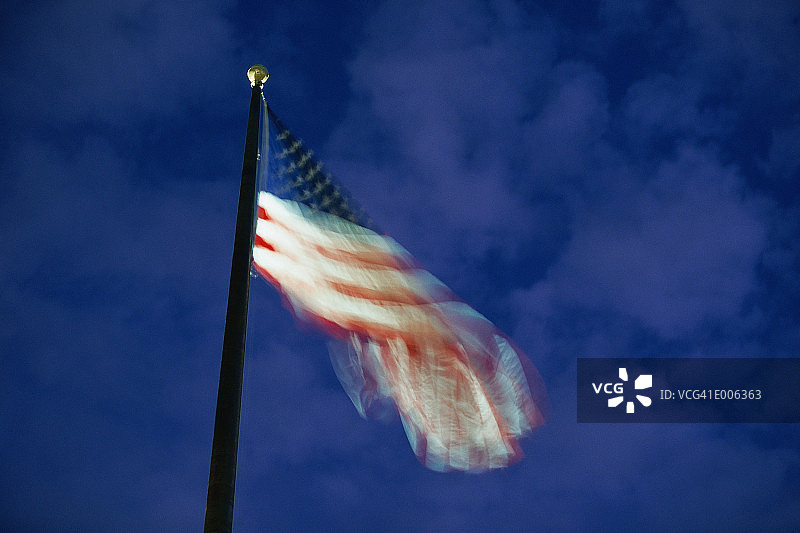 旗杆上的美国国旗迎风飘扬图片素材