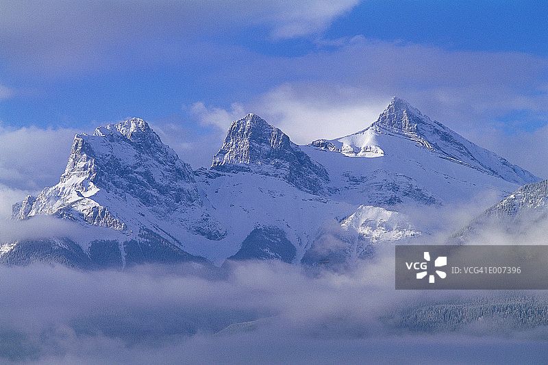 白雪皑皑的山峦笼罩着云雾图片素材