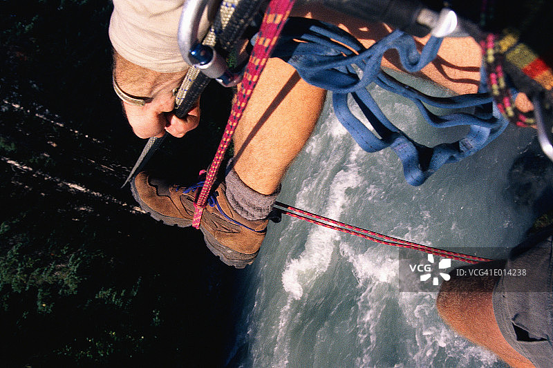 攀岩者用绳子过河图片素材