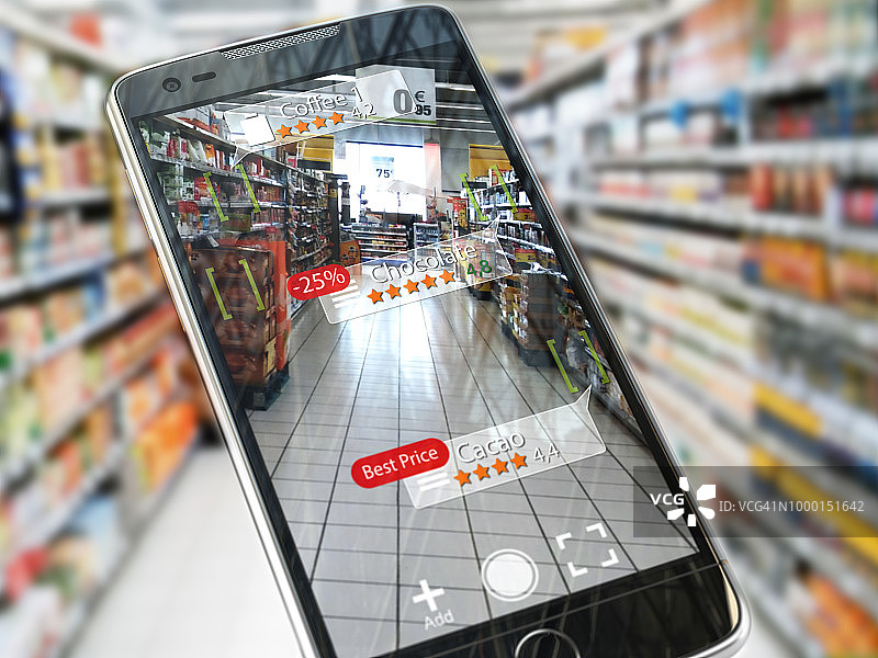 增强现实营销应用概念。在超市用手机查看产品的相关信息。图片素材