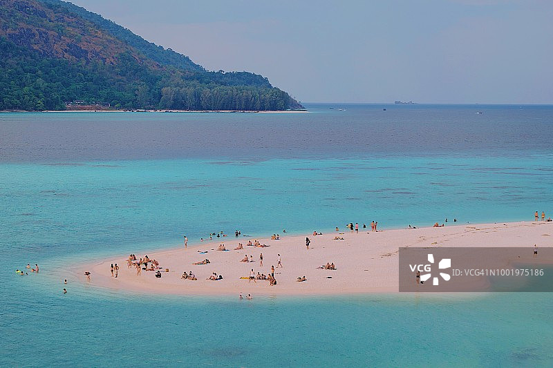 泰国里比海滩和水晶海的游客图片素材
