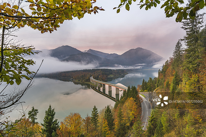 Sylvenstein湖和桥在黎明被晨雾包围，Bad Tolz-Wolfratshausen区，巴伐利亚，德国，欧洲图片素材