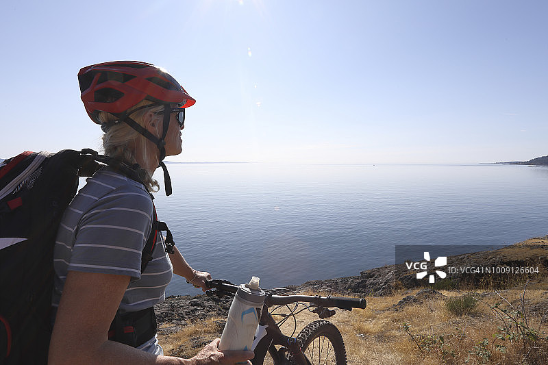 女山地自行车看着对面干燥的海岸山坡图片素材