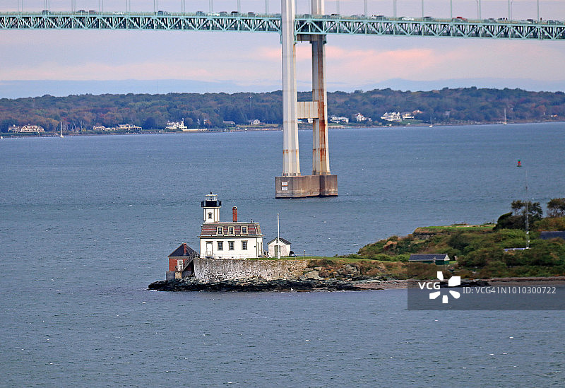玫瑰岛灯塔与新港桥的背景，新港，罗德岛，美国图片素材