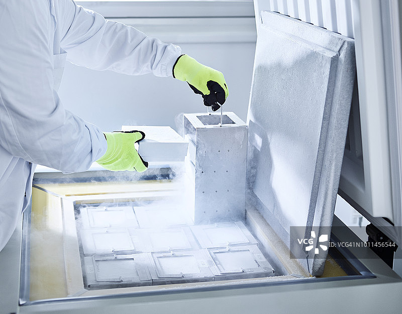 药剂师用手套打开立式冰箱图片素材