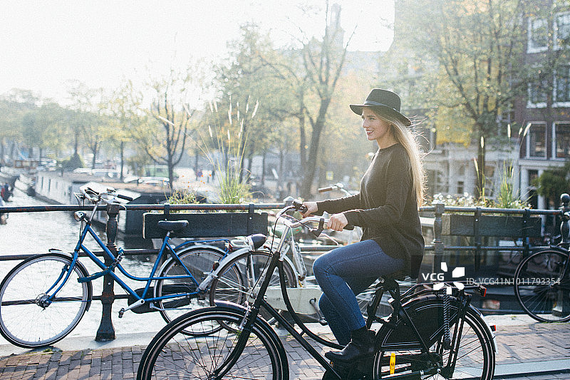 在阿姆斯特丹骑自行车的女人图片素材