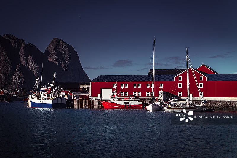 红色rorbu，挪威罗浮敦群岛的传统挪威房屋，位于引人注目的北极景观中图片素材