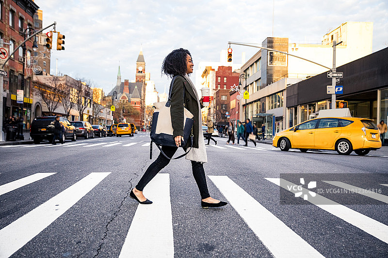成功优雅的女人走在纽约街头图片素材