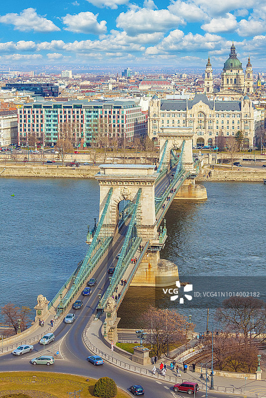 布达佩斯的铁链桥，背景是圣斯蒂芬斯大教堂图片素材