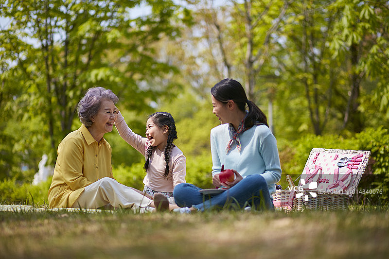 奶奶，妈妈和孙女去野餐了图片素材