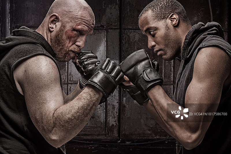 黑人综合格斗选手和白人红发男性在战斗中图片素材
