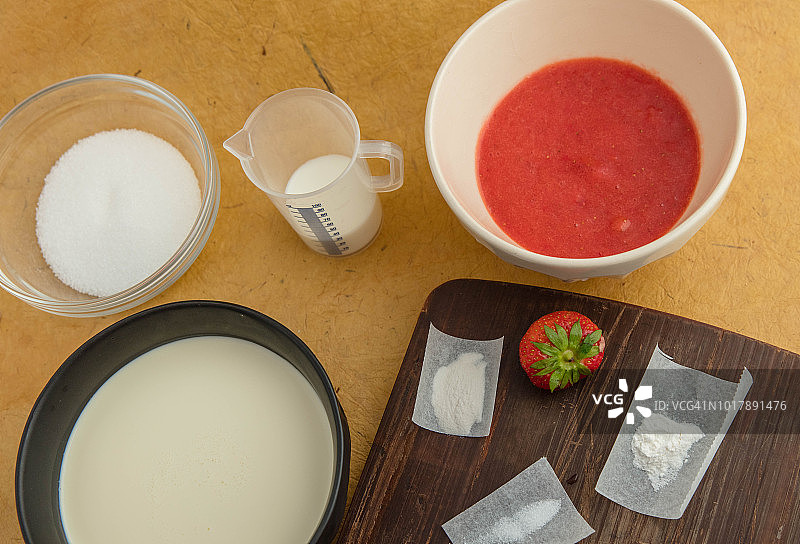素食草莓意式奶冻配料。图片素材