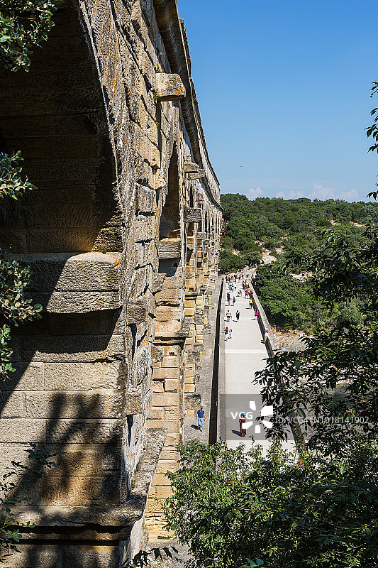 加德桥——著名的古罗马渡槽横跨花园河(法国朗格多克-鲁西荣)图片素材