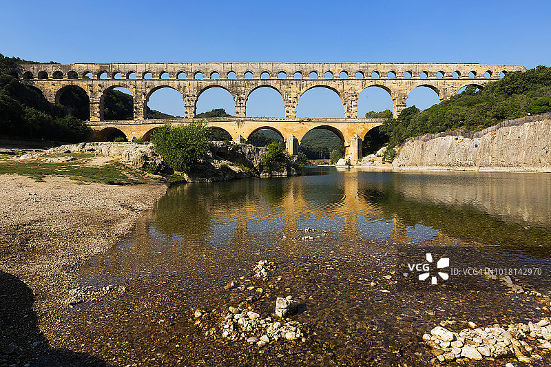 加德桥——著名的古罗马渡槽横跨花园河(法国朗格多克-鲁西荣)图片素材
