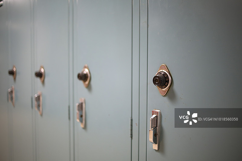 回到学校概念-浅蓝色灰色学生储物柜在高中或大学图片素材