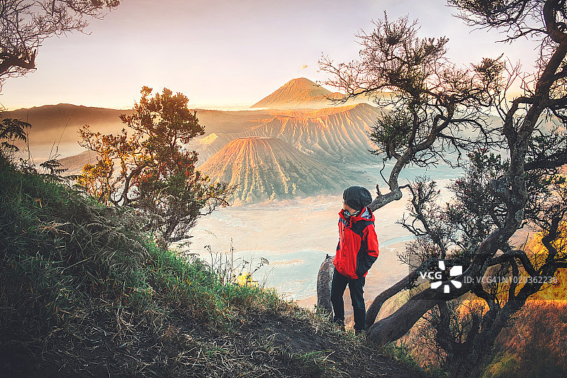 印尼东爪哇岛的布罗莫火山(Gunung Bromo)的游客和日出图片素材